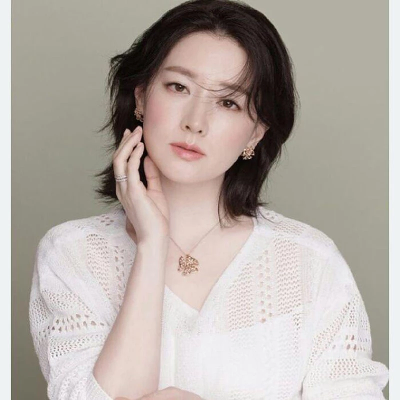 7. "Nàng Dae Jang Geum" Lee Young Ae được khen ngợi là quốc bảo nhan sắc xứ Hàn. Dù không thường xuyên chú trọng trang điểm đậm như nhiều ngôi sao khác, nữ diễn viên 49 tuổi vẫn khiến công chúng ngưỡng mộ vì sở hữu làn da trắng mịn màng, gương mặt tràn đầy sức sống cùng thần thái sang trọng, quý phái. Những nếp nhăn nhỏ ở đuôi mắt và khóe miệng không làm ảnh hưởng đến nhan sắc rạng rỡ của Lee Young Ae.