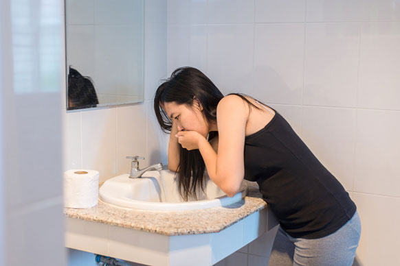 Ngày đầu tiên ở cữ, tôi nôn thốc tháo khi mẹ chồng bê bát canh nấu trứng vịt lộn chung với thứ rau lạ