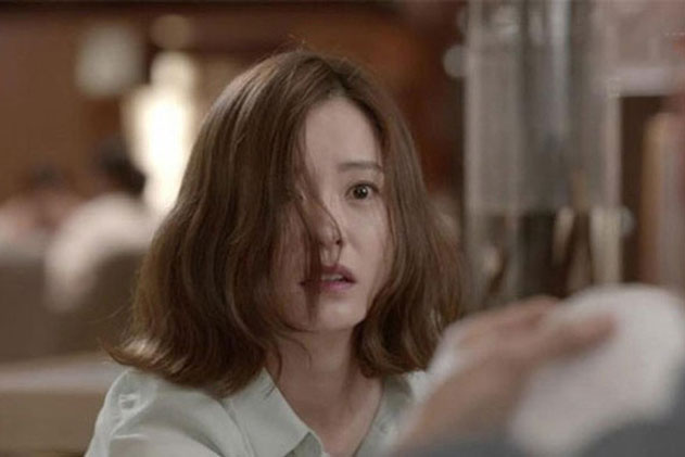 Bị mẹ chồng đẩy ngã dù đang ở cữ, con dâu lập tức lao tới tát thẳng mặt chồng, nói 1 câu khiến cả 2 cùng sốc