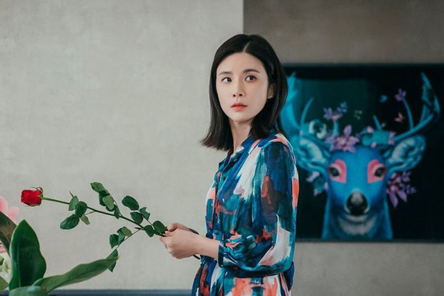 Thấy vài mẩu cánh hoa nổi trong bát canh, tôi hoảng hốt chạy vào nhà tắm rồi phát hiện ra nhầm lẫn tai hại của mẹ chồng