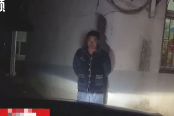 Con gái 29 tuổi xem mắt 50 lần đều thất bại, bố đứng đợi trước cửa với "ánh mắt tử thần" khiến dư luận cười nghiêng ngả