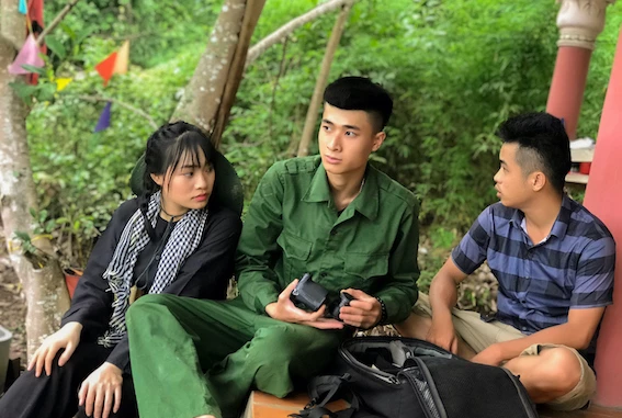 Đạo diễn Kizzik (bìa phải) trao đổi cùng diễn viên Đức Ty - vai Kim Cương thời trẻ (người đồng đội đã hy sinh để ông Hùng được sống) và diễn viên Kim Chi (bìa trái) - vai nữ du kích - mối tình đầu đầy thơ mộng của ông Hùng
