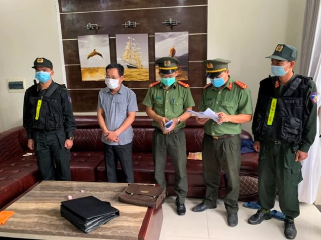 Cảnh sát thực hiện các thủ tục để khởi tố, bắt tạm giam đối tượng Trần Xuân Long. (Ảnh: thuathienhue.vn)