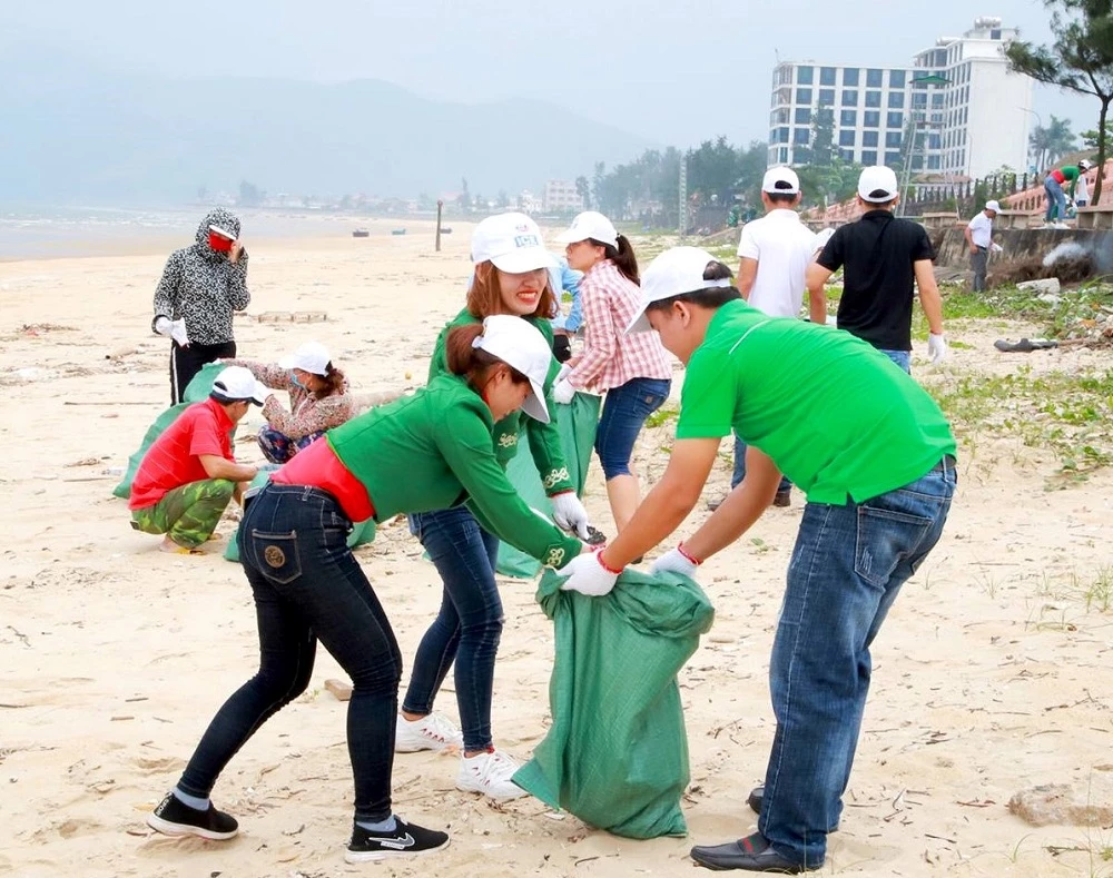 Cán bộ, nhân viên bia Huda thường xuyên tham gia làm sạch biển miền Trung trong thời điểm dịch COVID-19 chưa bùng phát.