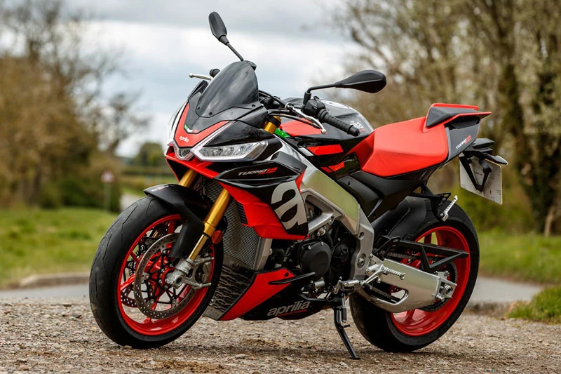 4. Aprilia Tuono V4 1100 Factory (giá: 16.299 USD).