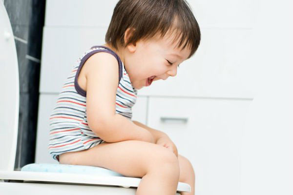 Mẹ nên làm gì khi trẻ bị táo bón?