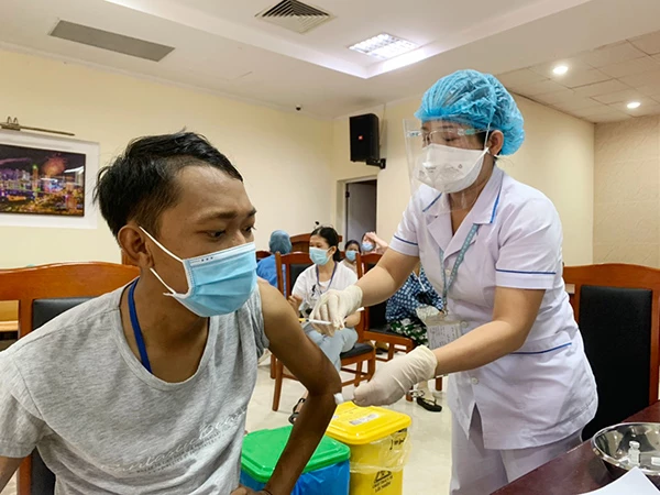 Tiêm vaccine Pfizer tại Bệnh viện Đà Nẵng ngày 24/7