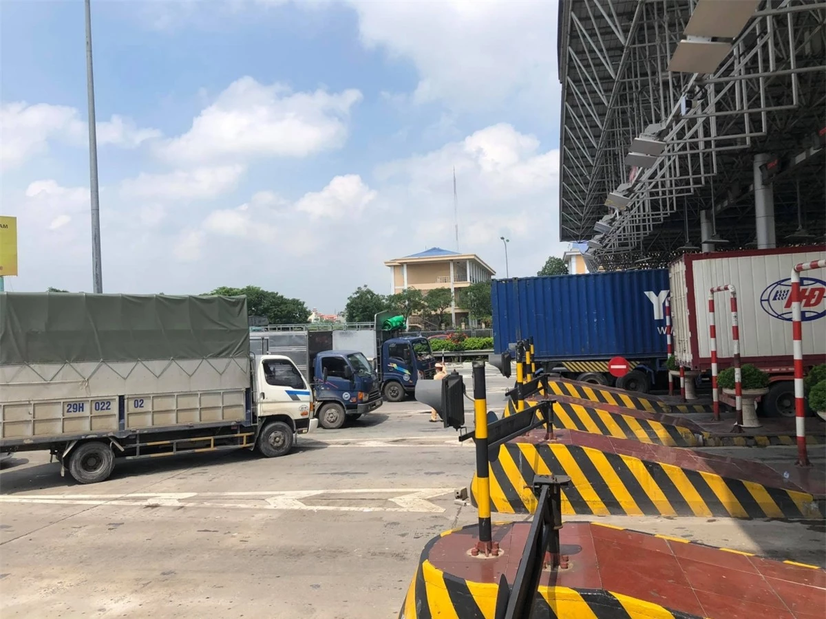 Tình trạng ùn tắc giao thông tại các trạm kiểm soát dịch Covid-19 tại Hà Nội.