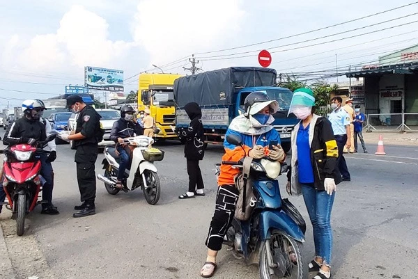 Người dân sẽ không phải khó khăn để trở về quê sau khi được UBND các tỉnh, thành hỗ trợ.