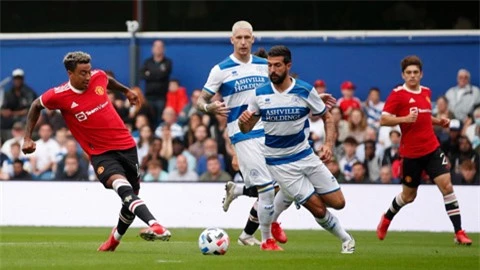 Lingard (trái) là tác giả bàn mở tỷ số trận đấu trước QPR