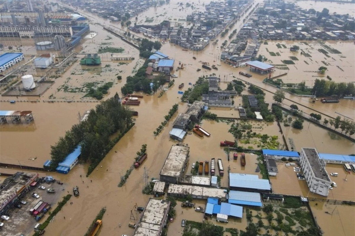 Nhiều ngôi làng ở tỉnh Hà Nam vẫn đang ngập trong biển nước (Ảnh: SCMP).