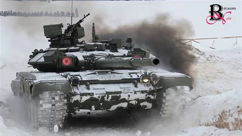 Trong khi đó, Nga phát triển nguyên mẫu T-14 dựa trên khung gầm Armata, tuy nhiên loại xe này lại dựa trên thiết kế của mẫu T-90A, tạp chí Mỹ tiết lộ và cho biết thêm rằng, cho tới thời điểm này, T-90A vẫn là loại tăng mạnh cả về công và thủ. Sức mạnh và độ tin cậy của dòng tăng này đã được chứng minh qua thực chiến tại chiến trường Syria khi nó vẫn sống tốt dù những chiến tăng này bị trúng tên lửa TOW không ít lần.