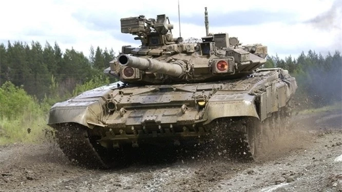 Nga bắt đầu trang bị tăng T-90A từ năm 2004. Tăng hạng nặng T-90A được thiết kế khá ấn tượng với hệ thống nạp đạn tự động, giáp phản ứng nổ, hệ thống phòng thủ chủ động, súng điều khiển từ xa... Cùng với đó là pháo chính với cỡ nòng 125mm. Tùy từng nhiệm vụ cụ thể, kíp lái có thể bắn tên lửa chống tăng với vệ tinh dẫn đường từ tháp pháo chính.