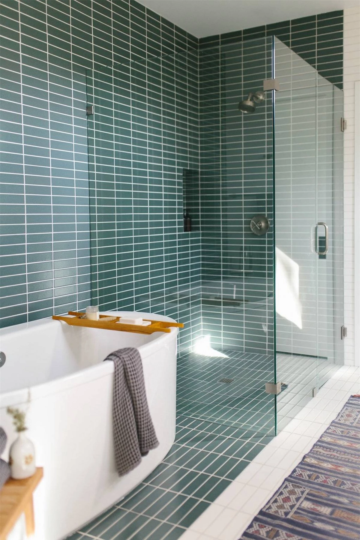 Không may căn phòng tắm nhà bạn có diện tích eo hẹp một chút thì đừng ngần ngại sử dụng vách kính, điều này sẽ tạo ảo giác căn phòng được rộng lớn hơn.