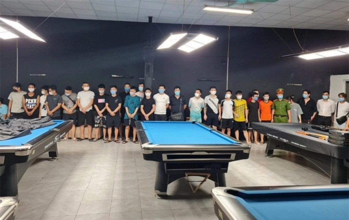 Công an quận Nam Từ Liêm xử lý cơ sở Bi-a Club (Số 10, ngõ 57, đường Nguyễn Hoàng, phường Mỹ Đình 2) tập trung 27 người hoạt động giữa mùa dịch.