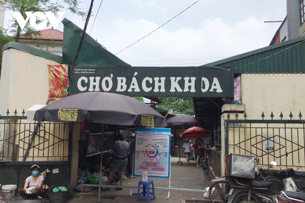 Tiểu thương ở Hà Nội tự làm tấm chắn giãn cách phòng dịch