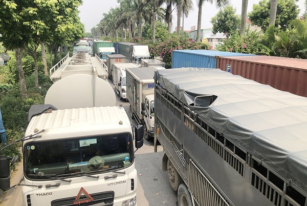 Đề nghị Hà Nội tạo thuận lợi cho xe chở hàng thiết yếu qua chốt