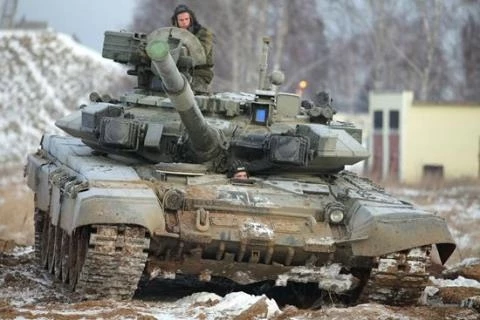 Trong giai đoạn năm 2013 - 2014, Mỹ đã chuyển giao tổng cộng 146 xe tăng M1A1 cho Sư đoàn 9, quân đội Iraq. Tuy nhiên, sau khi đi vào chiến đấu, các xe tăng này gần như không thể hiện được sức mạnh chiến đấu trong điều kiện đô thị, một số lượng lớn bị tên lửa của phiến quân phá hủy và bị thu làm chiến lợi phẩm. Trong khi đó, bị xếp vị trí bét bảng nhưng T-90A của Nga đã thể hiện thành tích chiến đấu khá ấn tượng