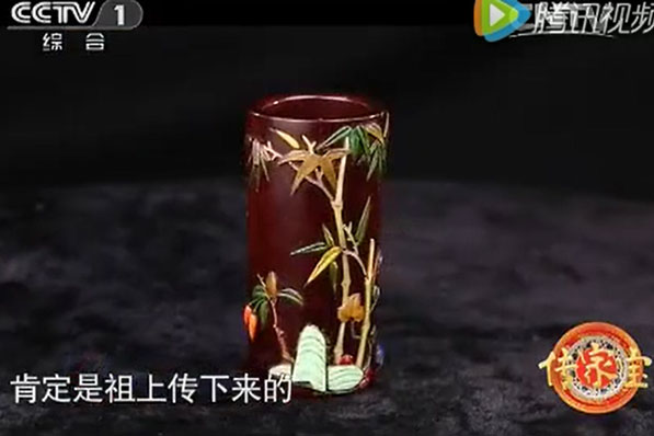 Cô gái mang ống bút gia truyền đi kiểm định, tự tin cam đoan là đồ thật, chuyên gia kinh ngạc: Rốt cuộc bạn là ai?