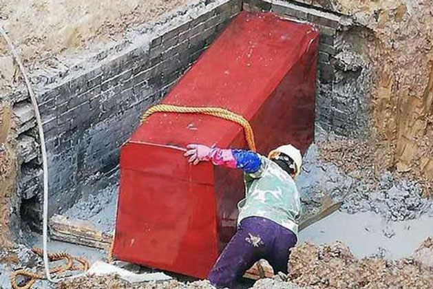 Phát hiện ngôi mộ 'ngông cuồng' trạm trổ phượng hoàng và mặt trời, các chuyên gia phát hoảng: Bên trong là kẻ phản nghịch?