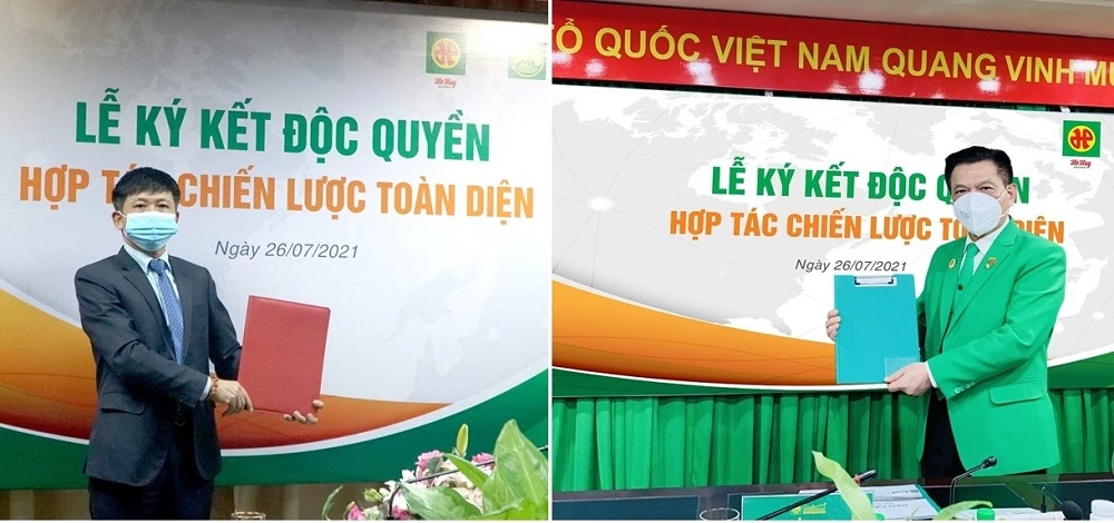 Lãnh đạo Tổng Công ty cổ phần Bảo hiểm Bưu điện (bên trái) và Tập đoàn Mai Linh ký kết thỏa thuận hợp tác độc quyền và chiến lược toàn diện.