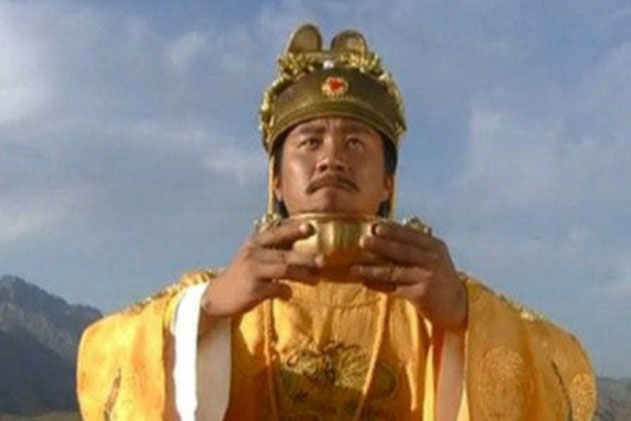 Chu Nguyên Chương vào chùa bái Phật, hỏi: "Ta có cần phải quỳ không?", câu trả lời của phương trượng cứu cả chùa thoát nạn