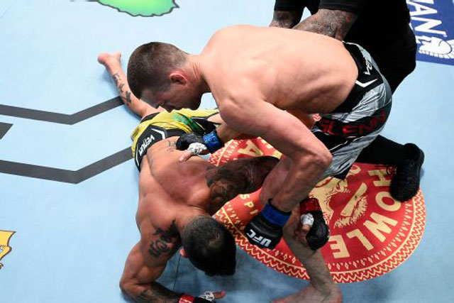 Võ sĩ Mỹ tung 21 cú đấm liên tiếp, tẩn đối thủ ‘lên bờ xuống ruộng’