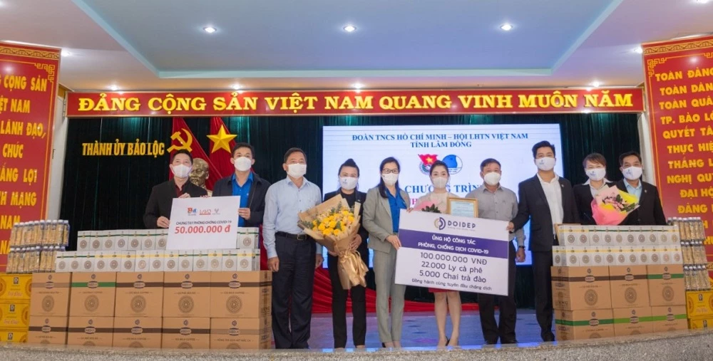 Nhiều doanh nghiệp trên địa bàn TP Bảo Lộc trao tặng kinh phí và hiện vật để hỗ trợ các lực lượng tuyến đầu phòng chống dịch.