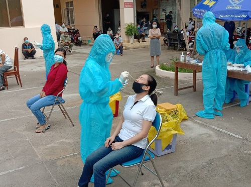 Hơn 3.000 y bác sĩ, tình nguyện viên hỗ trợ Bình Dương chống dịch COVID-19