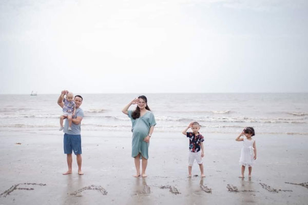 Chồng nghỉ việc ở nhà chăm con, vợ được đà sinh liền 5 năm 4 bé, dân mạng đều cùng đặt một câu hỏi