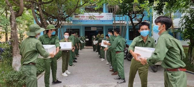 Sinh viên Trường Cao đẳng Công nghiệp Huế giúp Hiệp hội chuyển hàng hoá hỗ trợ người dân TP Hồ Chí Minh.