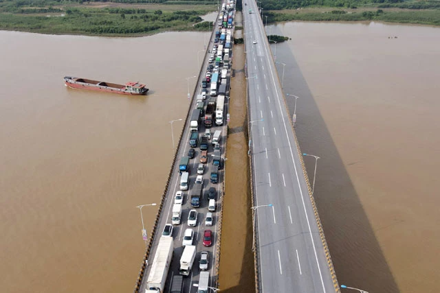 Ùn tắc kéo dài tại chốt kiểm soát cầu Phù Đổng trong ngày thực hiện giãn cách xã hội theo Chỉ thị số 16/CT-TTg tại Hà Nội. Ảnh: Nguyễn Hải.