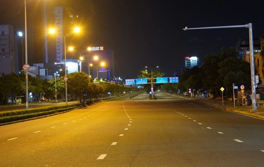Đường phố TP Hồ Chí Minh vắng vẻ trong đêm đầu thực hiện "giờ giới nghiêm".