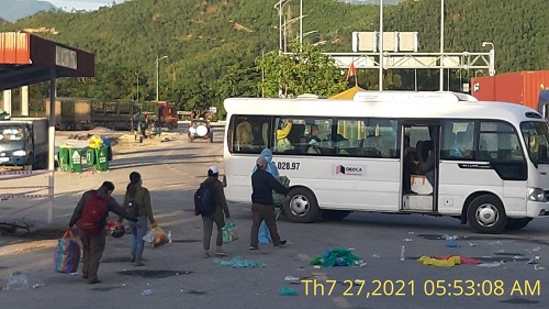 Hỗ trợ người đi xe máy từ vùng dịch về quê qua hầm Hải Vân