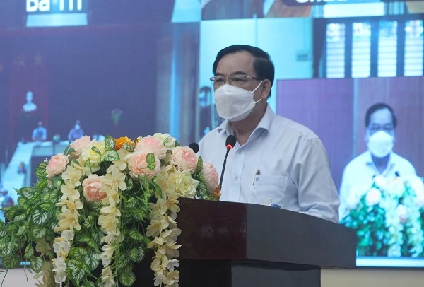 Chủ tịch UBND tỉnh Trần Ngọc Tam phát biểu tại cuộc họp trực tuyến chiều tối ngày 26/7. (Ảnh: Cổng TTĐT tỉnh Bến Tre))