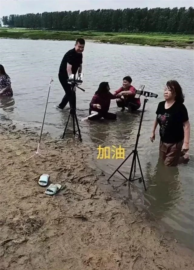 Lăn lê trong hồ nước cạn để livestream giả vờ đang ở vùng mưa lũ, nhóm truyền thông bất lương nhận đủ gạch đá từ cư dân mạng - Ảnh 3.