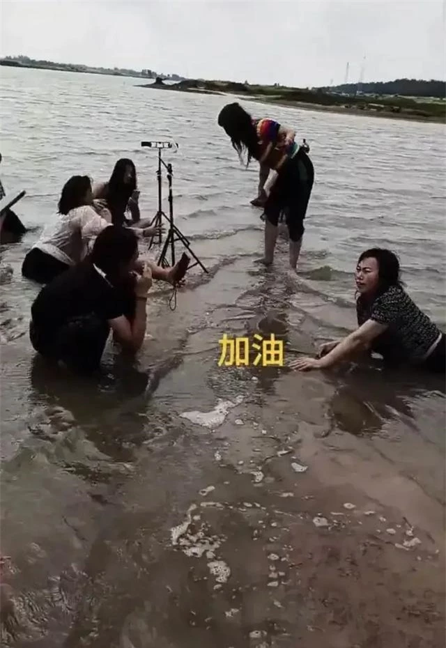 Lăn lê trong hồ nước cạn để livestream giả vờ đang ở vùng mưa lũ, nhóm truyền thông bất lương nhận đủ gạch đá từ cư dân mạng - Ảnh 4.