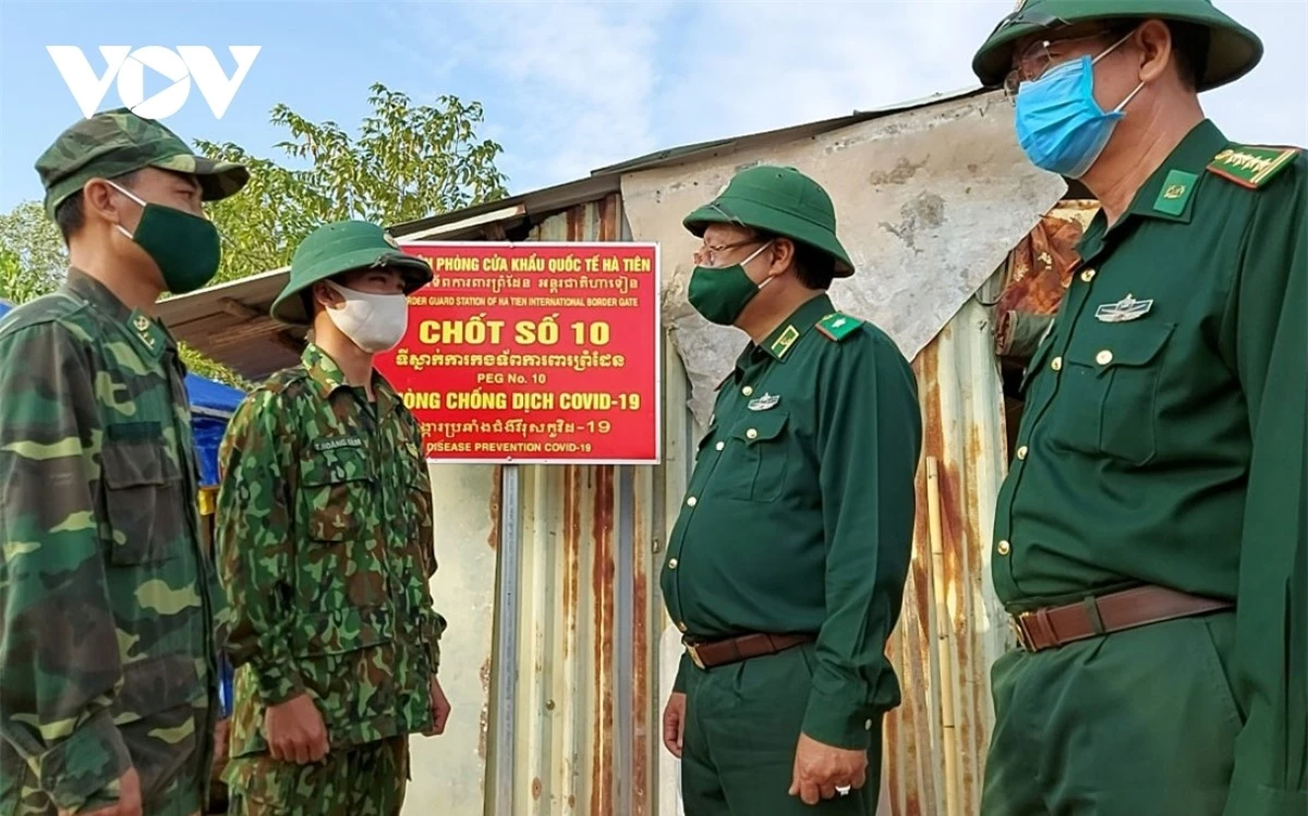 Thiếu tướng Nguyễn Hoài Phương (Thứ 2 từ phải qua), Phó Tư lệnh Bộ đội biên phòng thăm hỏi sức khỏe, tình hình phòng, chống dịch bệnh tại chốt liên ngành biên giới Hà Tiên.