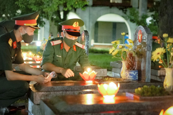 Thắp nến tri ân các anh hùng liệt sĩ ở Điện Biên