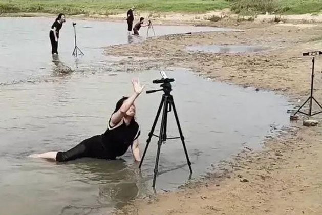 Lăn lê trong hồ nước cạn để livestream giả vờ đang ở vùng mưa lũ, nhóm truyền thông bất lương nhận đủ "gạch đá" từ cư dân mạng