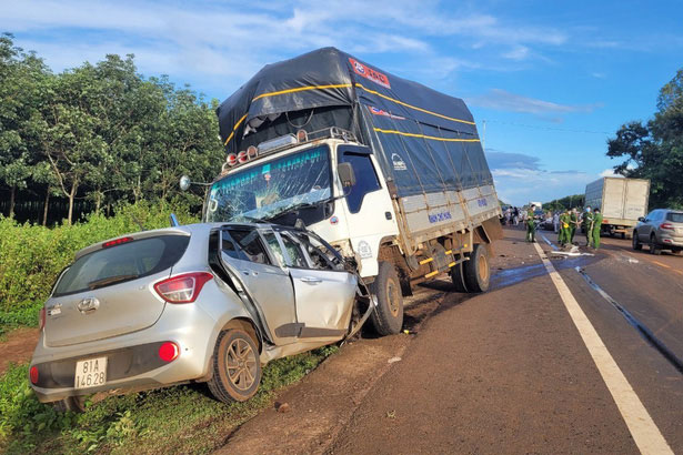 2 xe ô tô đối đầu, 3 người tử vong tại chỗ