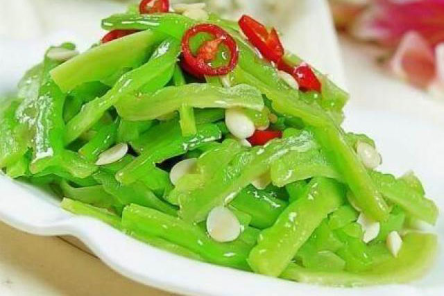 Xào mướp đắng, nhớ làm thêm 2 bước này, món ăn giòn ngon, xanh mướt, hết đắng