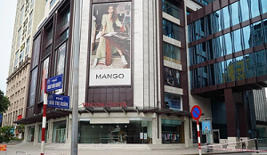 Hà Nội: Nam bảo vệ nghi nhiễm COVID-19, Vincom Bà Triệu tạm thời phong tỏa