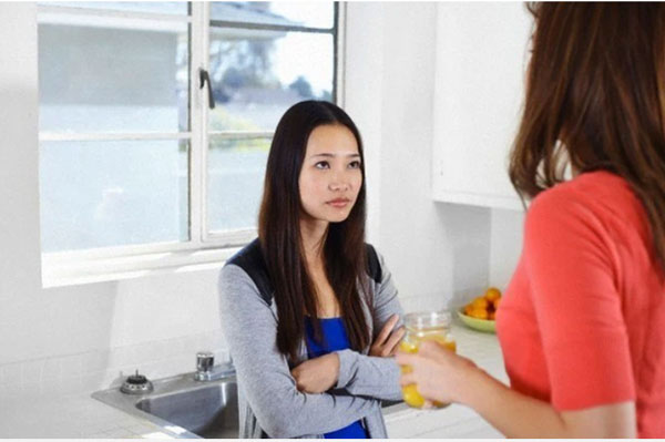 Em dâu cậy có tiền vênh váo với cả nhà, mắng mẹ chồng như tát nước, chị dâu tuyên bố một câu mà cô sợ tái mặt