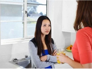Em dâu cậy có tiền vênh váo với cả nhà, mắng mẹ chồng như tát nước, chị dâu tuyên bố một câu mà cô sợ tái mặt