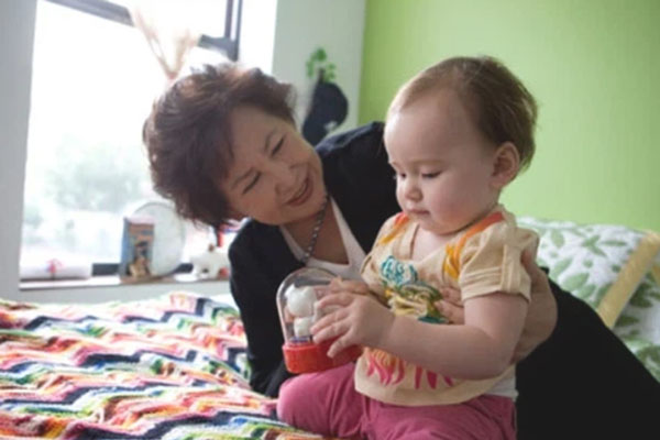 Đi làm về bất chợt, nàng dâu thấy điều mẹ chồng làm với con mình qua khung cửa và phản ứng quyết liệt tận cùng!