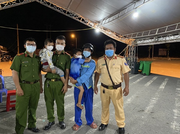 2 bé lặn lội từ Hậu Giang lên Cần Thơ tìm cha vì nhớ