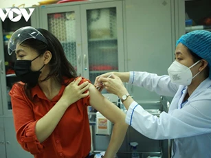 Chùm ảnh: Hà Nội tiến hành chiến dịch tiêm vaccine COVID-19 cho người dân trên địa bàn