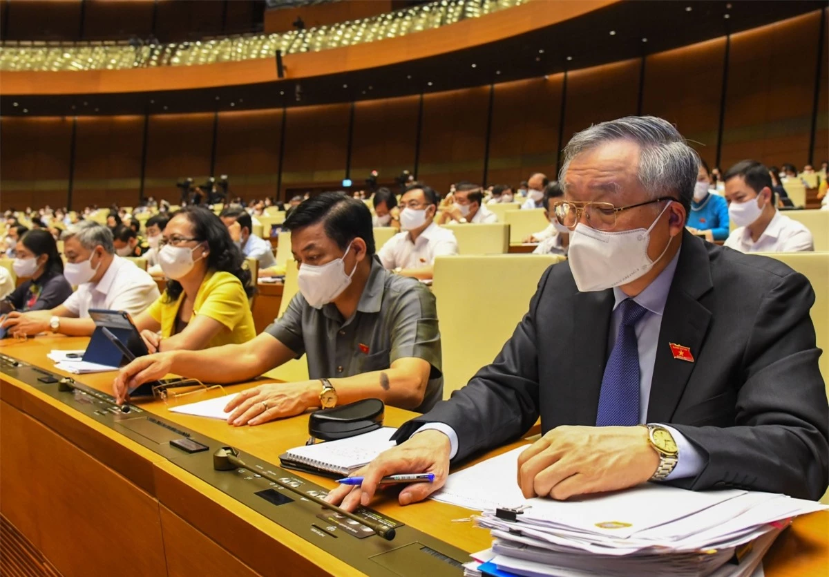 Đại biểu đoàn Bắc Giang bấm nút biểu quyếtChương trình mục tiêu quốc gia giảm nghèo bền vững và xây dựng nông thôn mới giai đoạn 2021-2025.