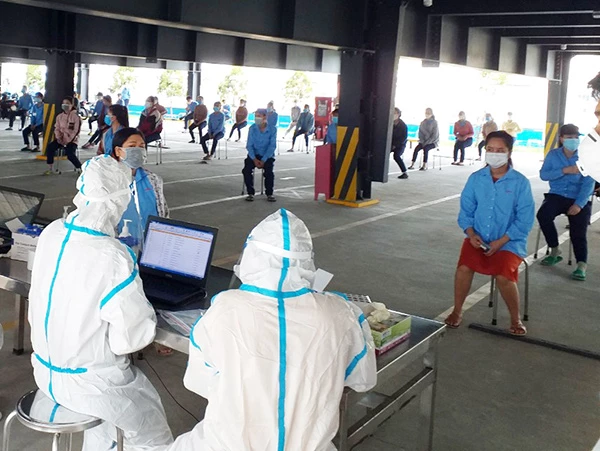 Lấy mẫu xét nghiệm công nhân Công ty TNHH điện tủ Việt Hoa sáng 28/7 để chuẩn bị cho Công ty hoạt động trở lại
